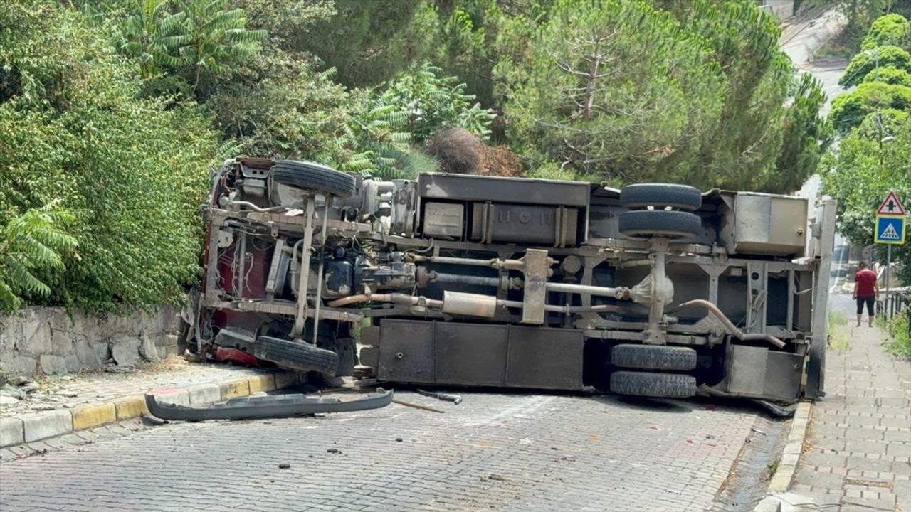 Üsküdar'da Yakıt Tankeri Devrildi: Sürücü Yaralandı