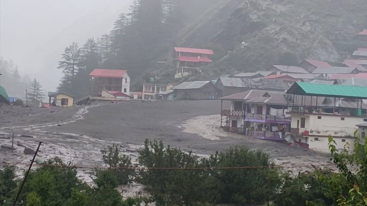 Uttarakhand'da Meydana Gelen Heyelanda 4 Kişi Hayatını Kaybetti, 50'den Fazla Kişi Kayboldu
