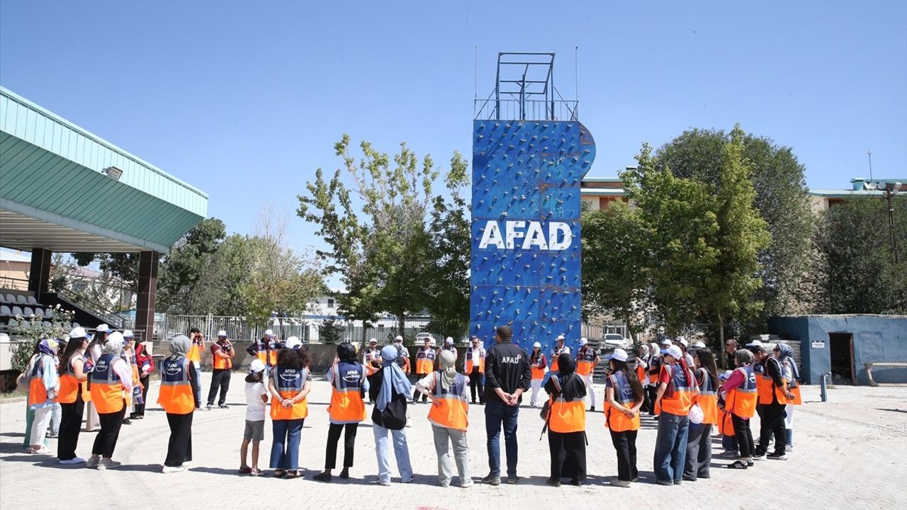 Van'da 'Destek AFAD Gönüllü Buluşması' Düzenlendi — 1087 Destek Gönüllüsü Katıldı