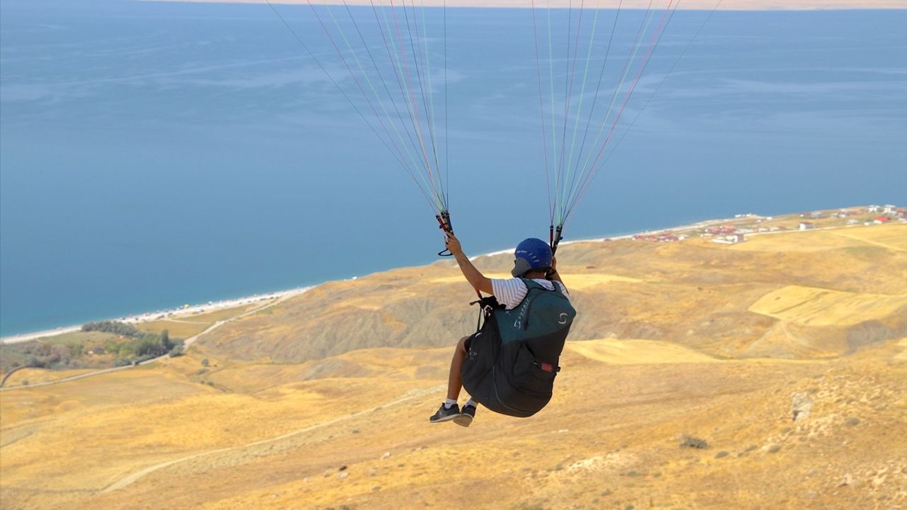 Van'da Doğu ve Güneydoğu Yamaç Paraşütü Hedef Şampiyonası Başladı