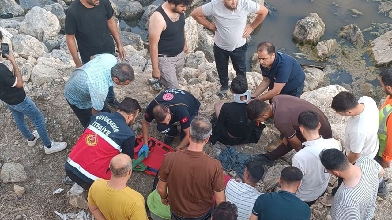 Van'da Erçek Gölü'ne Devrilen Otomobilde 3 Yaralı