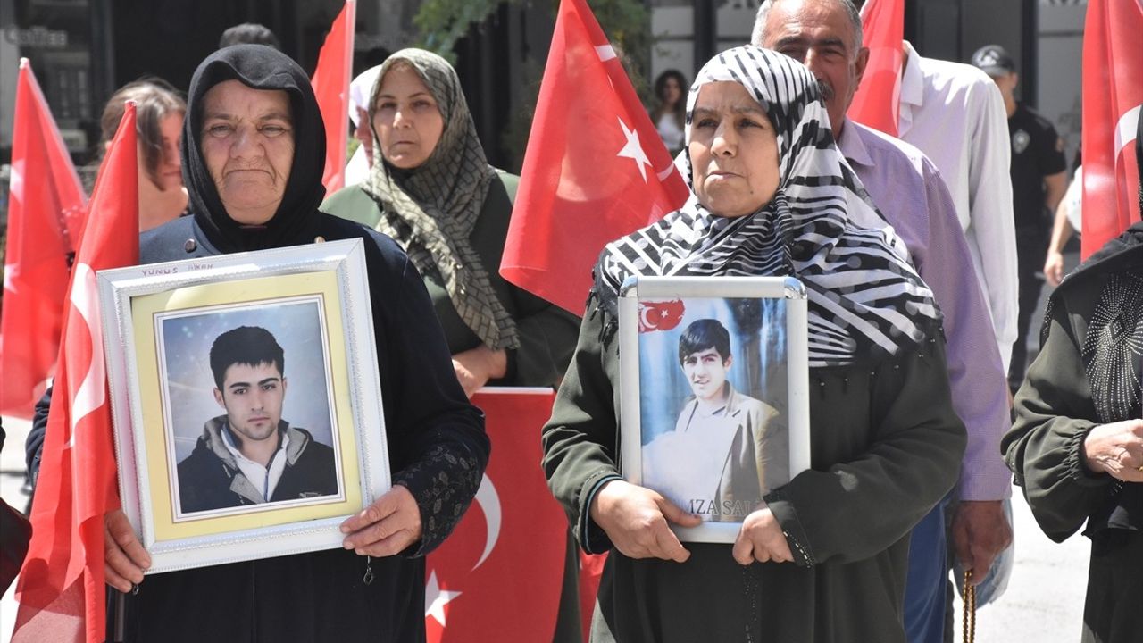 Van'da evlat nöbeti: Aileler DEM Parti binası önünde eylemini sürdürüyor