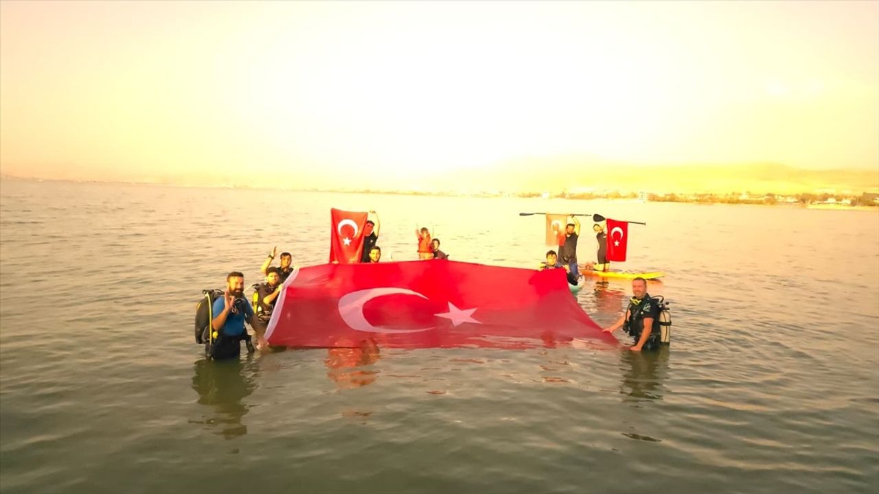 Van Gölü'nde 30 Ağustos: Dive Ank Sporcuları Gölden Türk Bayrağı Açtı