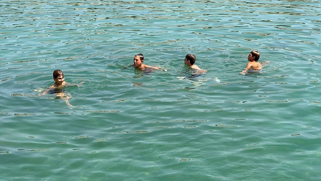 Van Gölü'nde Yüzen Çocukların Saçları Güneş ve Minerallerle Sararıyor