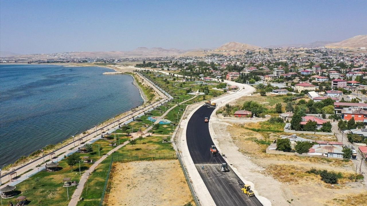 Van Gölü Sahil Yolu'nda 3. Etapta Asfalt Çalışmaları Başladı