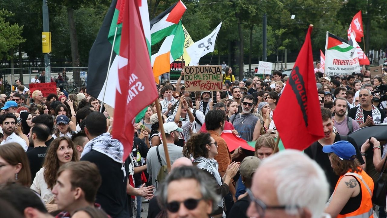 Viyana'da Yüzlerce Filistin Destekçisi, İsrail'in Soykırımına Protesto Düzenledi