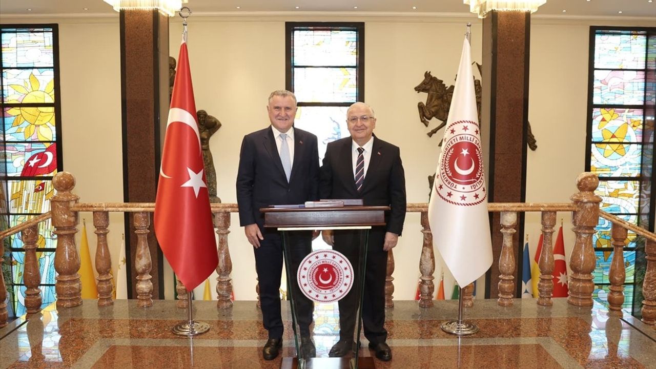 Yaşar Güler, Osman Aşkın Bak ile Milli Savunma Bakanlığı'nda Görüştü