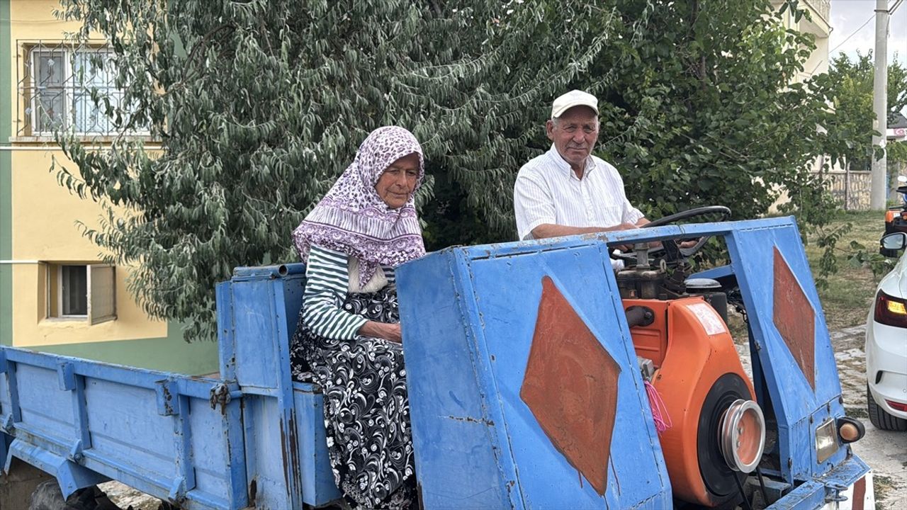 Yaşlı Çift, İki Katlı Evini Jandarmaya Bağışladı