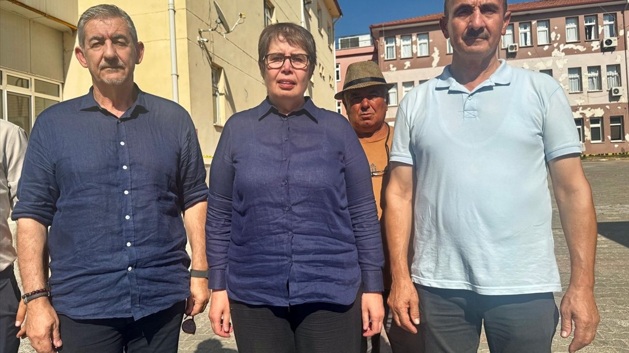 Zeliha Aksaz Şahbaz, Sındırgı'da Deprem Bölgesini Ziyaret Etti