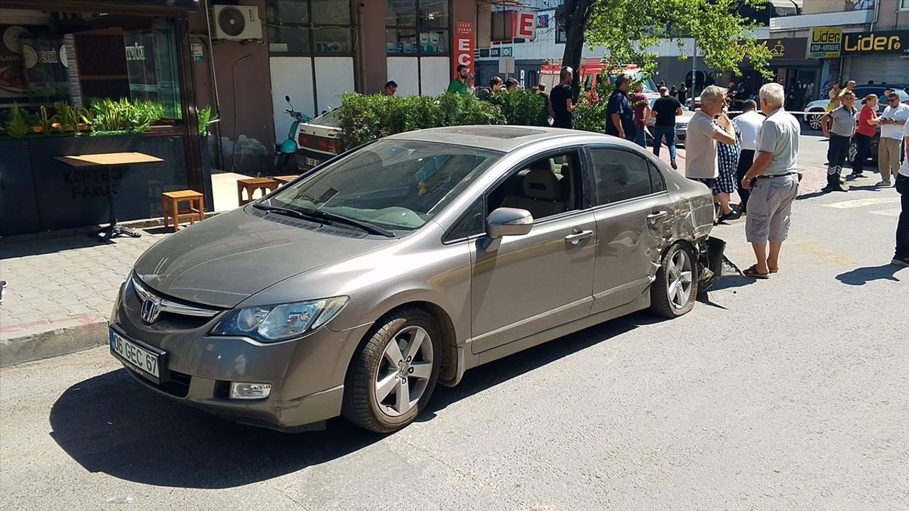 Zonguldak’ta Freni Boşalan Kamyon Park Halindeki Araçlara Çarpıp İş yerine Girdi