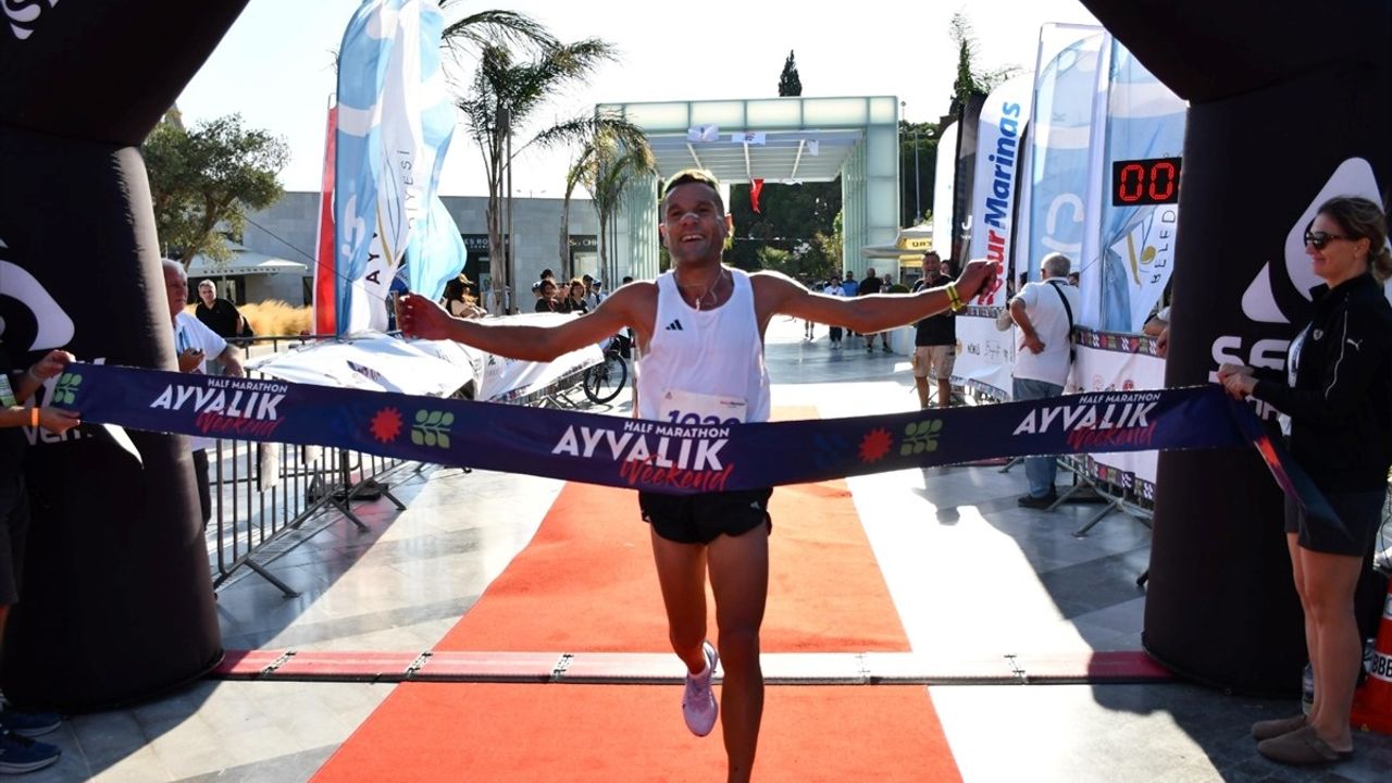 3. Uluslararası Ayvalık Kurtuluş Yarı Maratonu'nu Suat Karaoğlu ve Çiğdem Gülgeç Kazandı