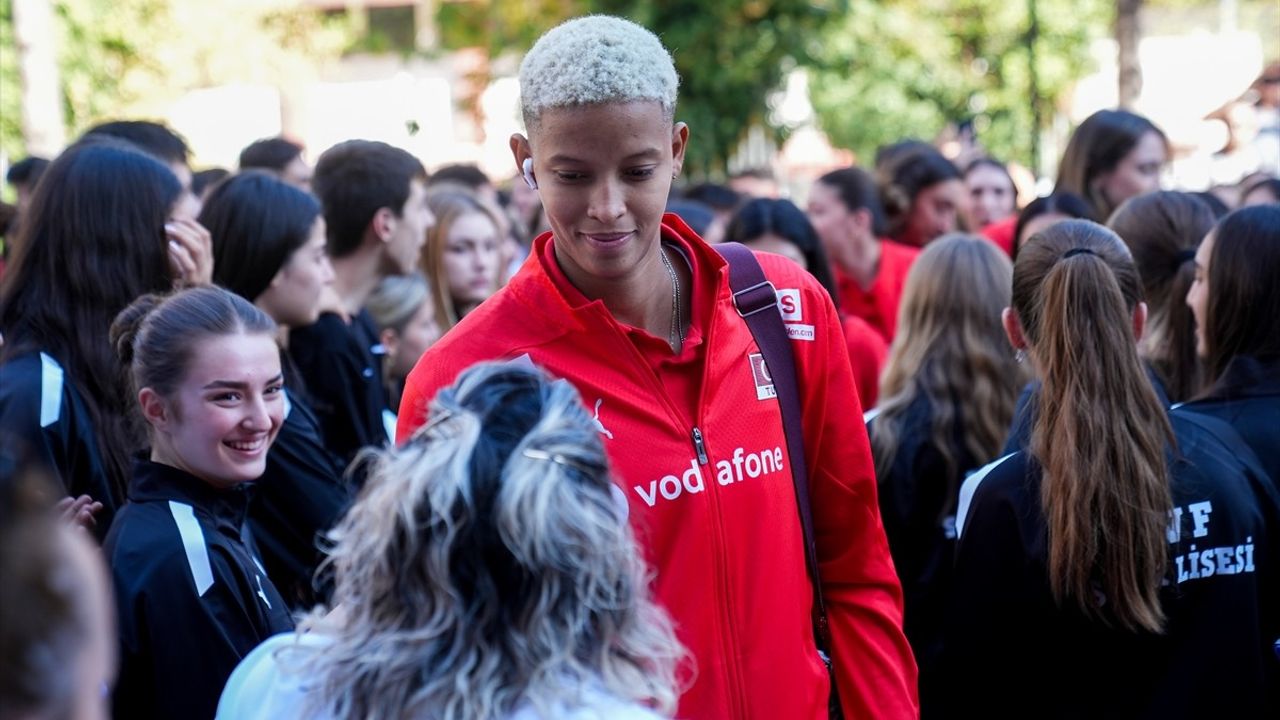 A Milli Kadın Voleybol Takımı Ankara'da Çiçeklerle Karşılandı — 2025 FIVB'de Gümüş