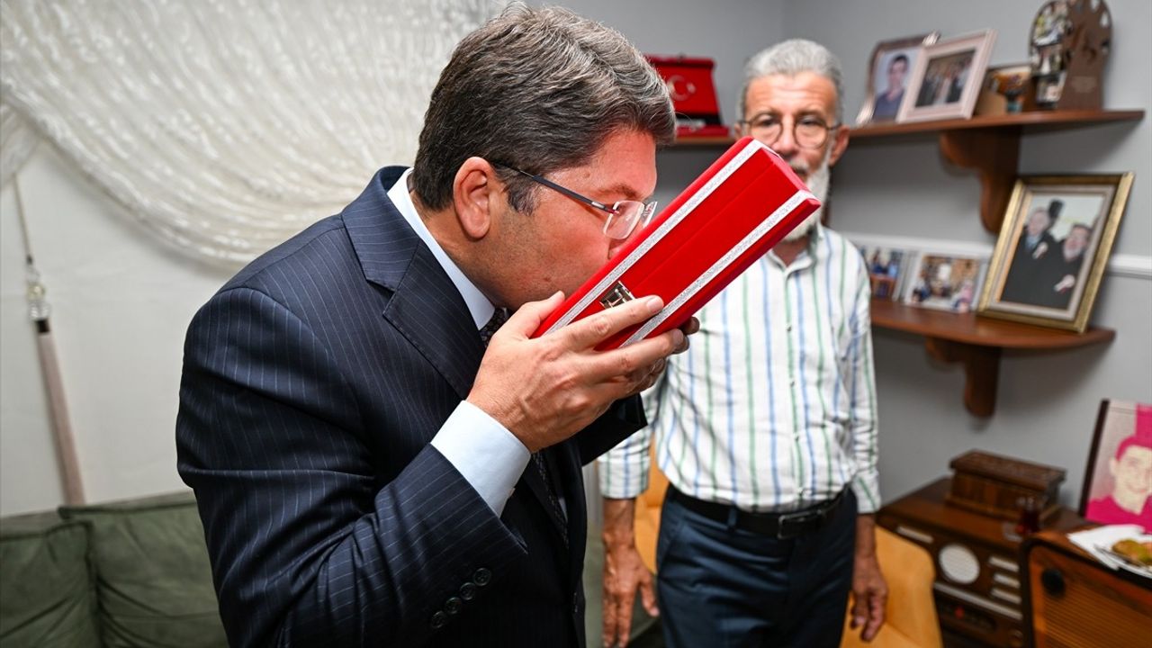 Adalet Bakanı Tunç, Şehit Astsubay Deniz Göçkün'ün Balıkesir'deki Ailesini Ziyaret Etti