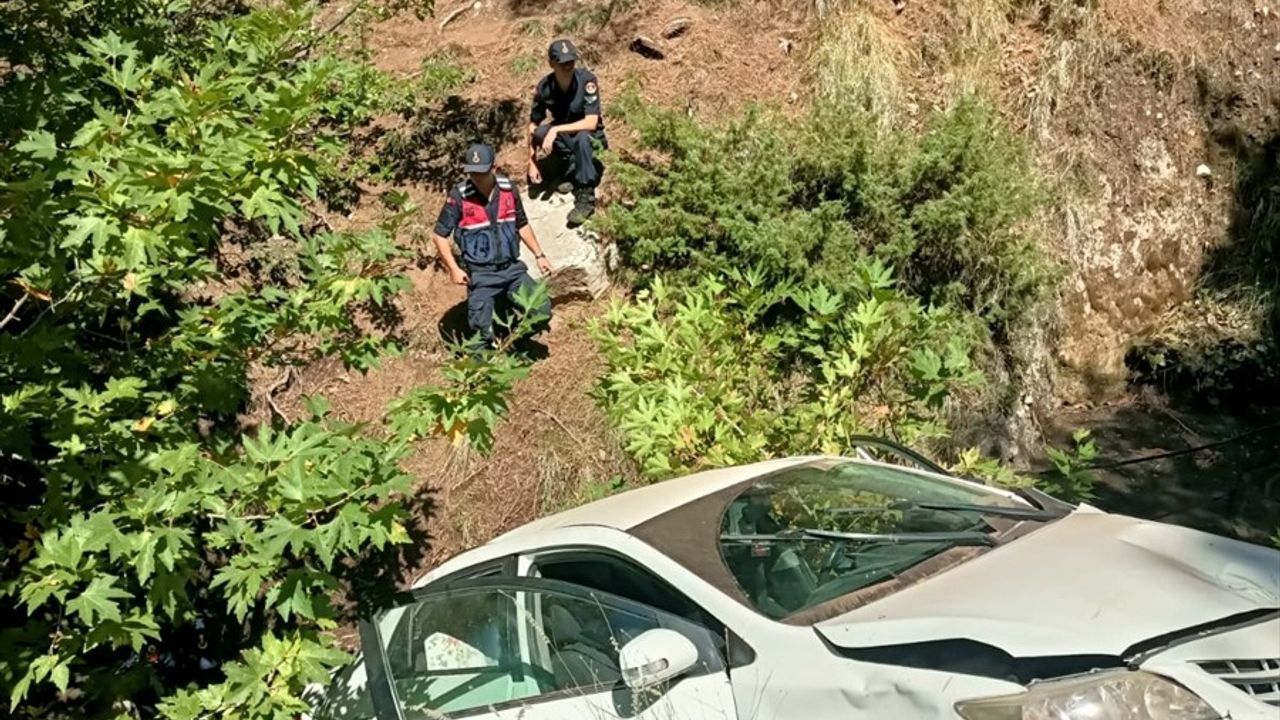 Adana Aladağ'da Otomobil Uçuruma Yuvarlandı: 2 Kişi Yaralandı