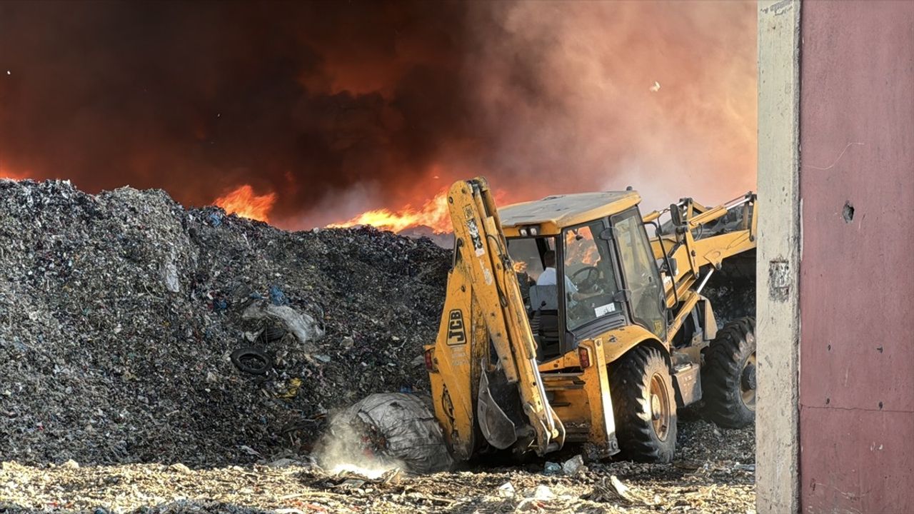 Adana'da Geri Dönüşüm Fabrikası Bahçesinde Yangın — 40 Araçla Müdahale