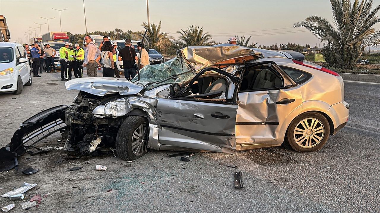 Adana'da Kamyona Çarpan Otomobilde 2 Ölü, 1 Yaralı