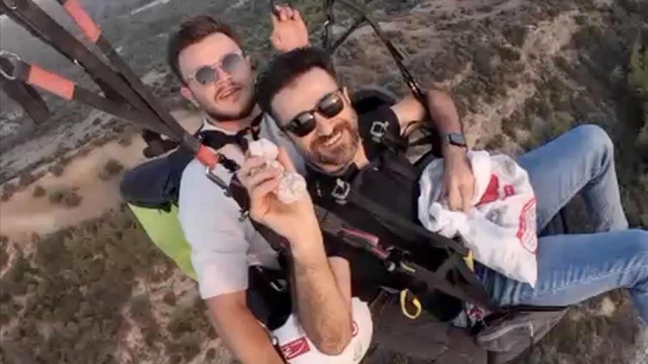 Adana'da Öğrencilerin Tohum Topları Yamaç Paraşütüyle Doğaya Atıldı