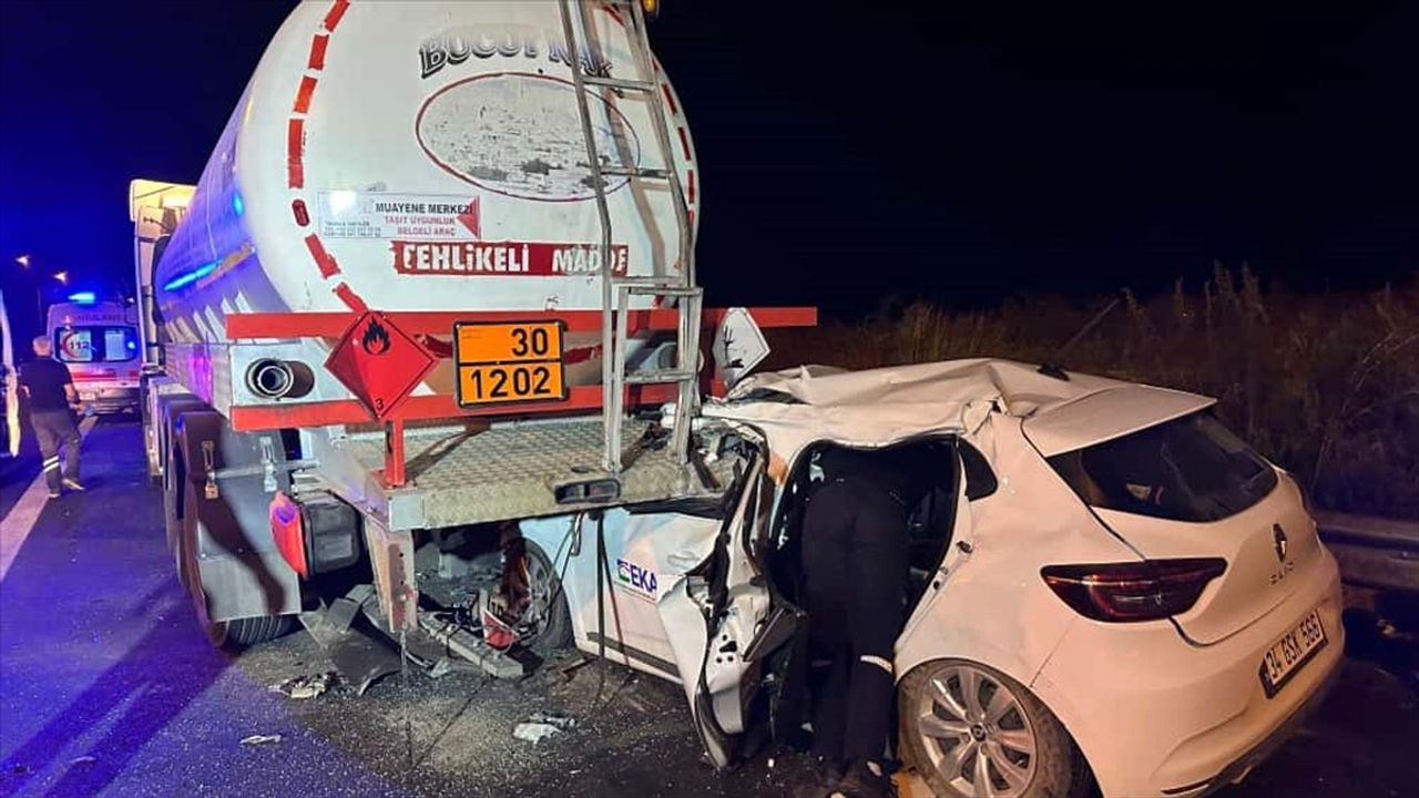 Adana'da Otoyolda Park Halindeki Tankere Arkadan Çarpan Otomobil: 2 Yaralı