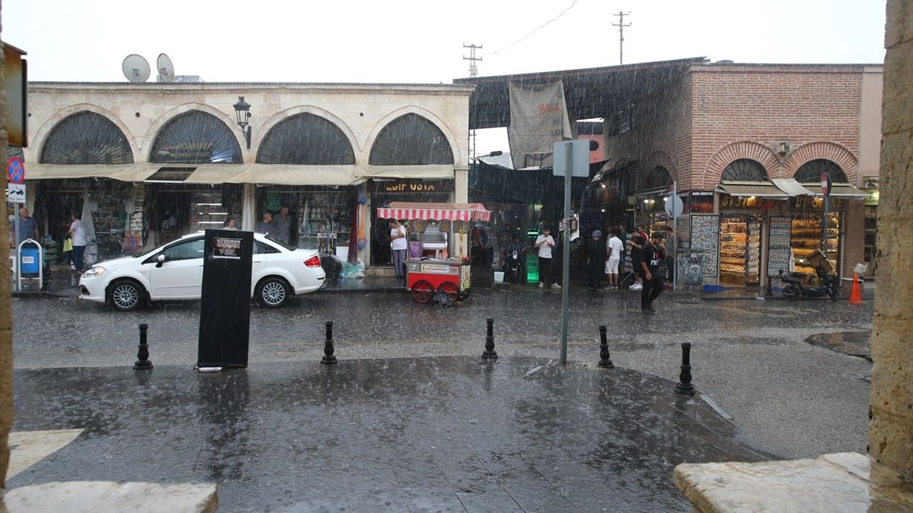 Adana'da Sağanak: Seyhan'da Cadde ve Sokaklarda Su Birikintileri