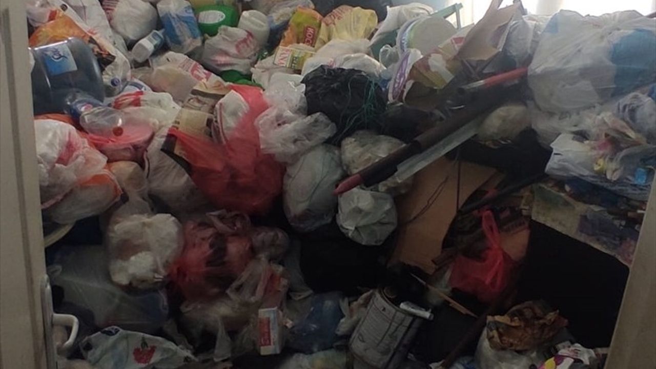 Adana'da Şikayet Üzerine Evden 2 Kamyon Çöp Çıkarıldı