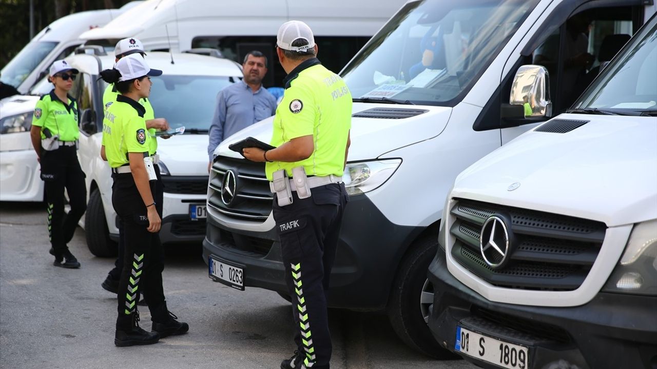Adana'da Trafik Polisleri Okul Servislerinde Denetim Yaptı