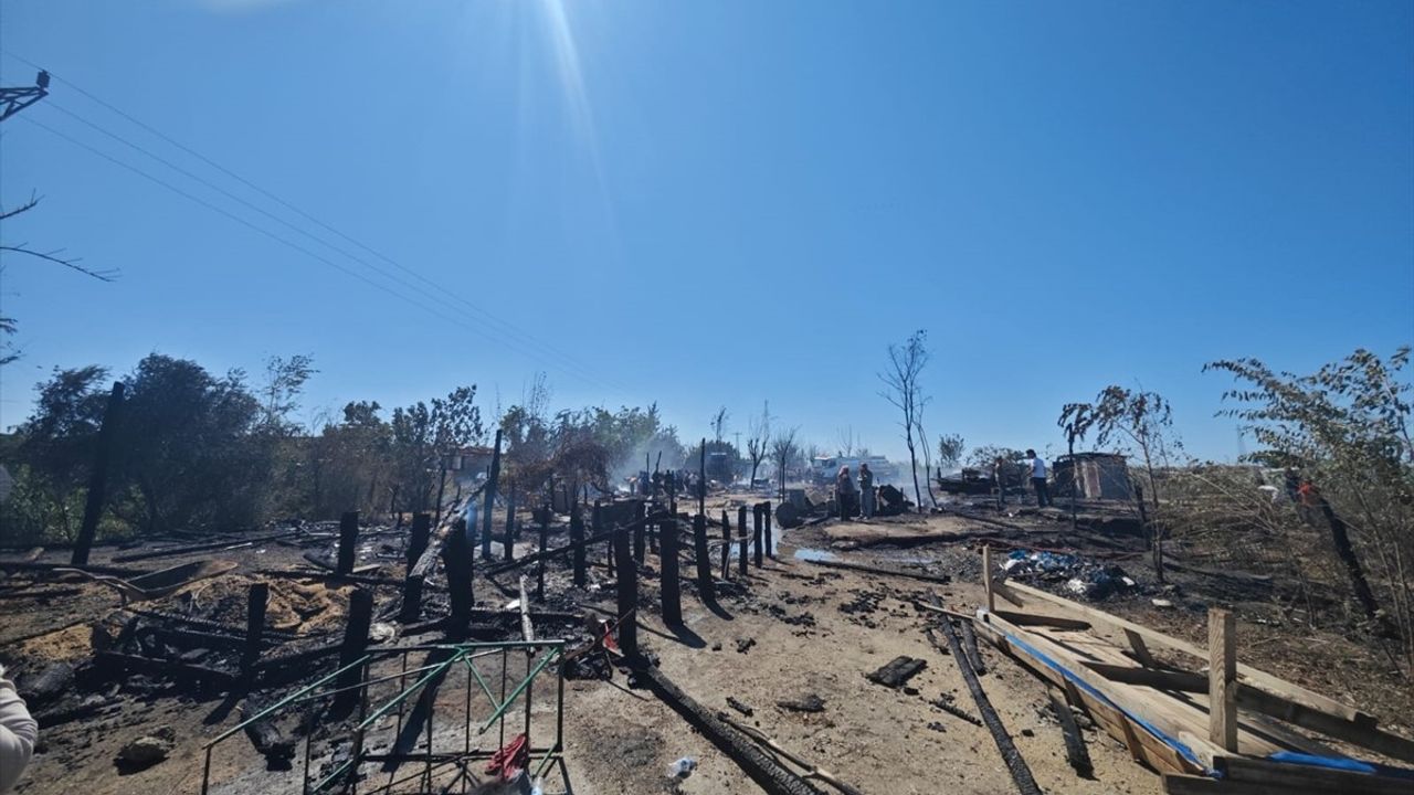 Adana Karataş'ta Tarım İşçileri Çadırlarında Yangın — 4 Çadır Zarar Gördü