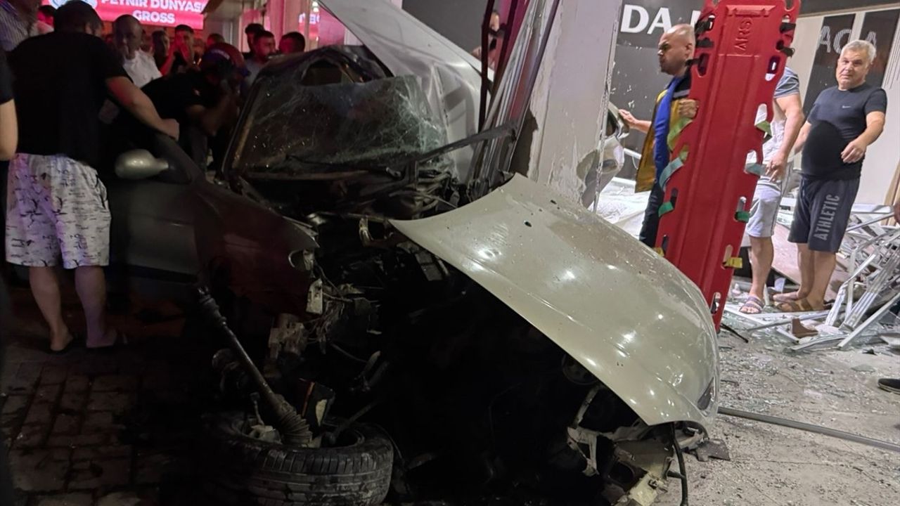 Adana Kozan'da Otomobil Mobilya Mağazasına Girdi: 1 Yaralı