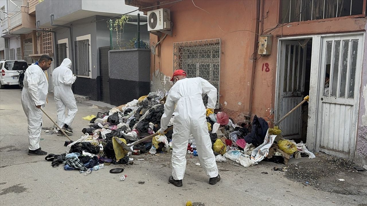 Adana Seyhan'da Atık Biriktirilen Evden İki Traktör Çöp Toplandı