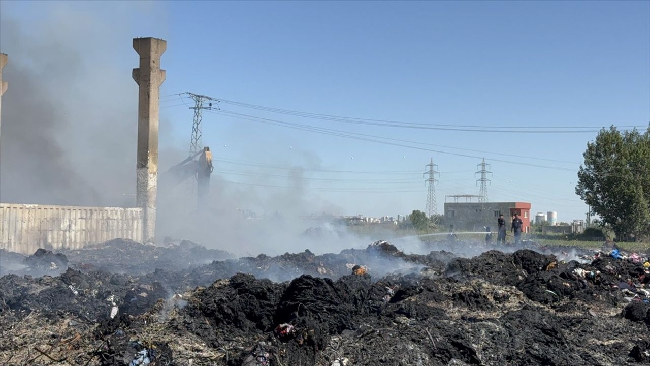 Adana Seyhan'da Geri Dönüşüm Fabrikası Yangınında Soğutma Çalışmaları Sürüyor