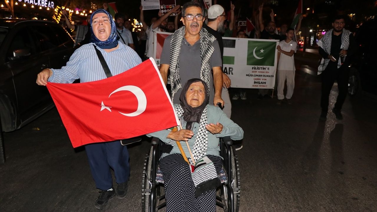 Adana ve Osmaniye'de Küresel Sumud Filosu'na Destek Yürüyüşü