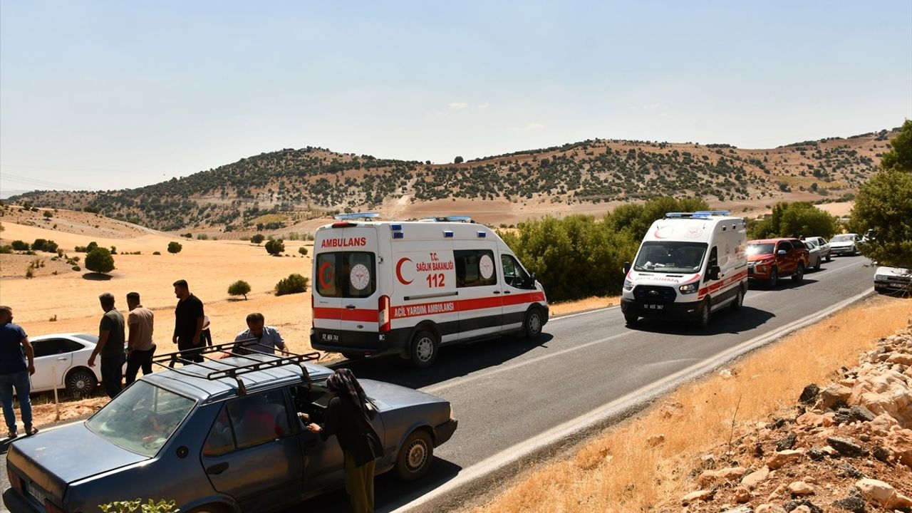 Adıyaman Besni'de Otomobil Şarampole Devrildi: 6 Yaralı