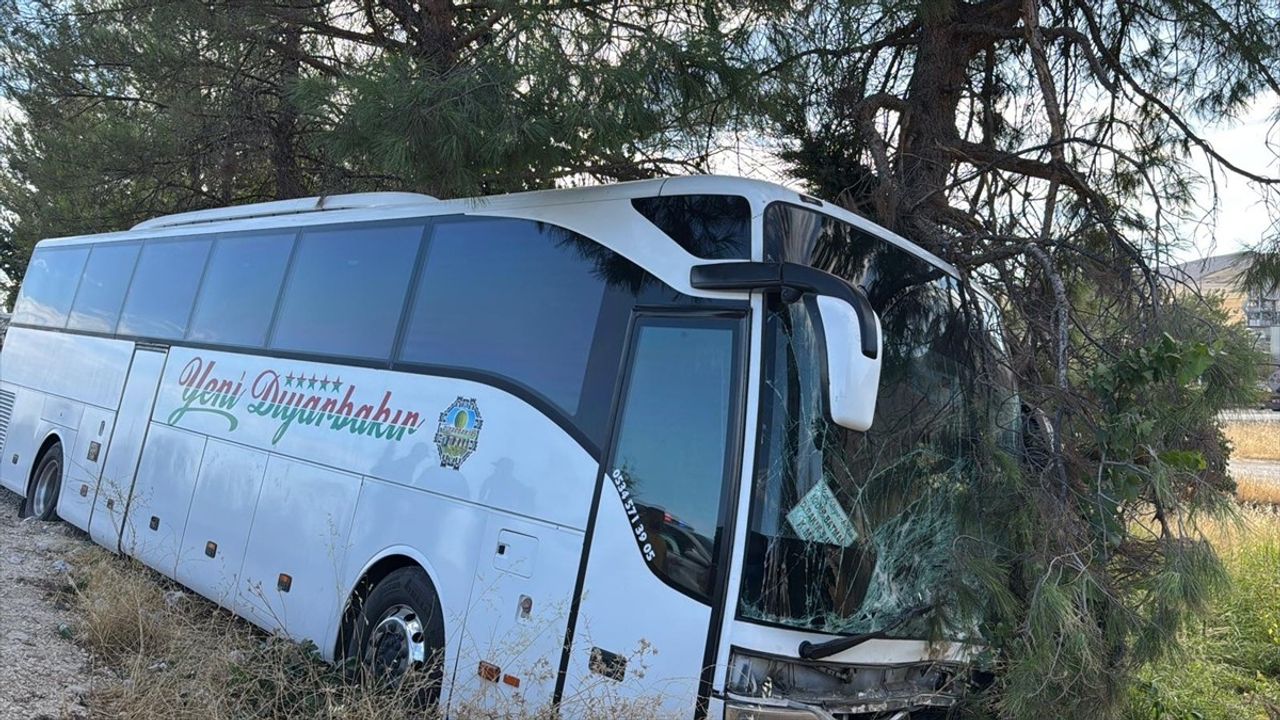 Adıyaman'da Otobüs ile Otomobil Çarpıştı: 4 Kişi Hayatını Kaybetti