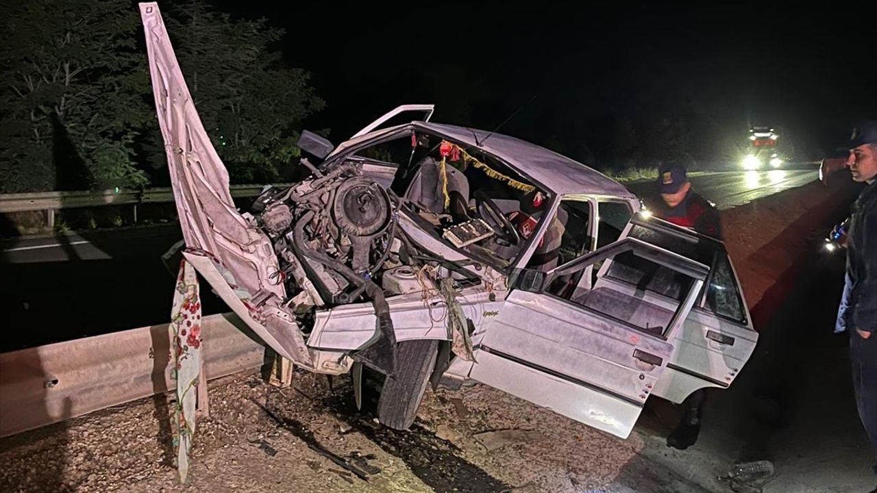 Afyonkarahisar'da Refüje Çarpan Otomobilde 5'i Çocuk 7 Yaralı