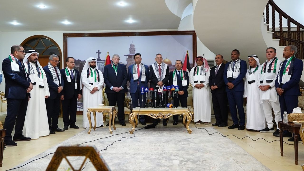 Ahmed er-Ruveydi: Londra'da Filistin Bayrağının Dalgalanması 'Harika Bir Manzara'