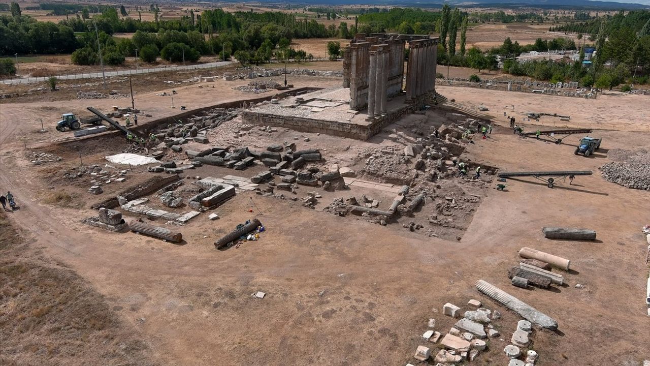 Aizanoi'de Zeus Tapınağı'nda Restorasyon İçin Mimari Parçalar Gün Yüzüne Çıkıyor