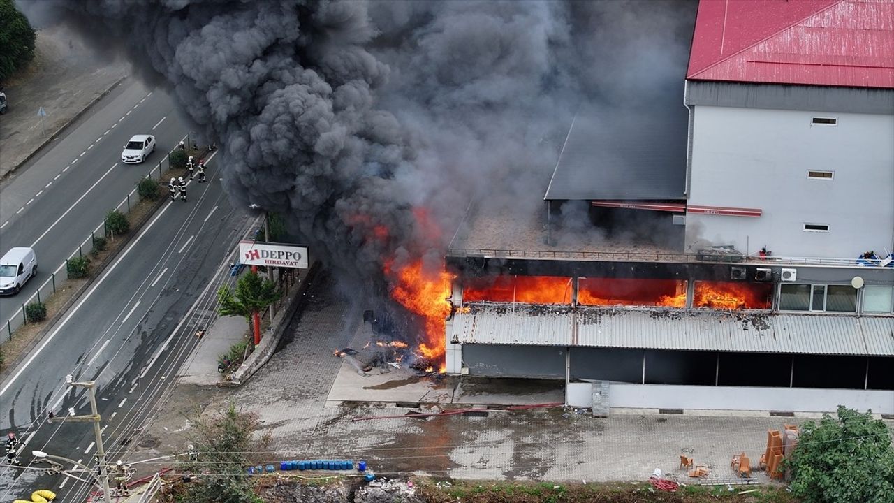 Akçaabat'ta Alışveriş Merkezi Yangını: Müdahale Sürüyor