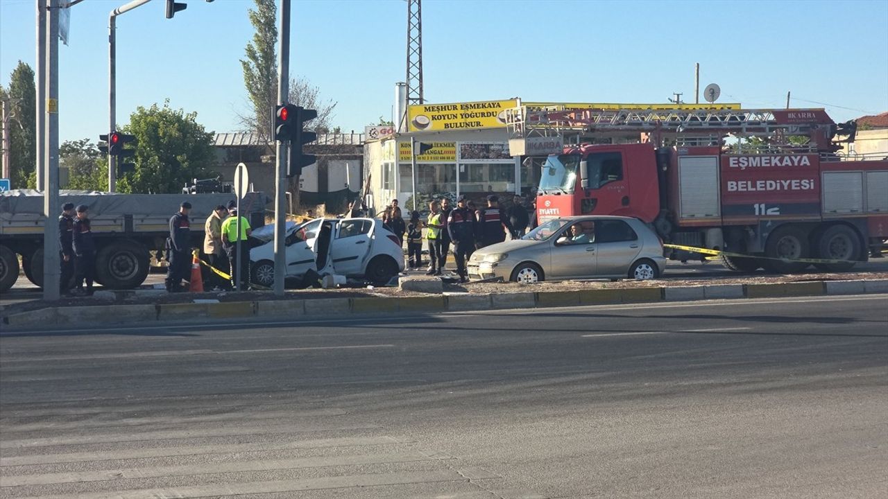 Aksaray'da Tıra Arkadan Çarpan Otomobilde Anne Öldü, Oğlu Yaralandı