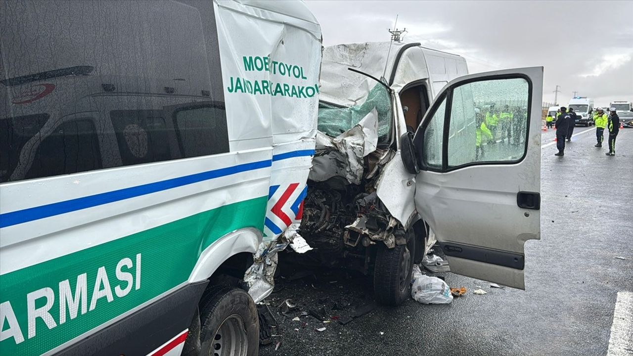 Aksaray'da Trafik Kazası: 2 Asker Şehit, 1 Kişi Öldü