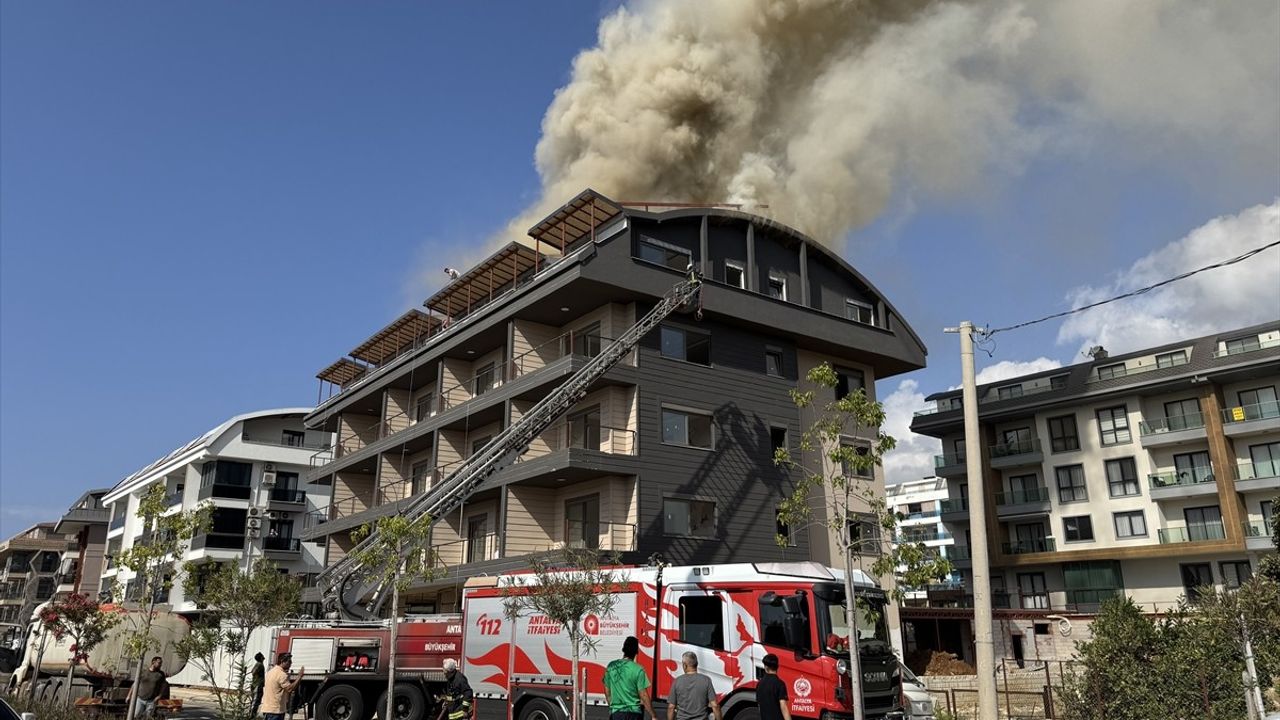 Alanya'da İnşaat Halindeki Binanın Çatı Katında Yangın Söndürüldü