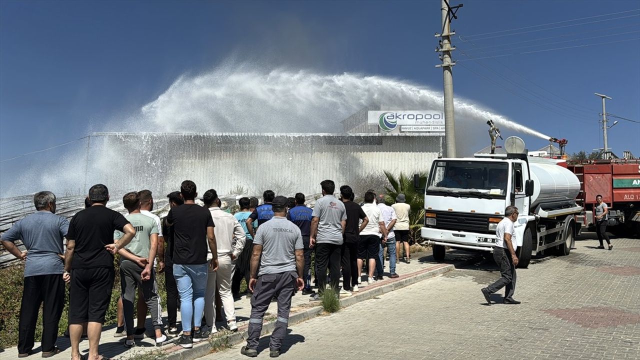 Alanya'da otel malzemeleri ve kimyasal maddeler içeren depoda yangın