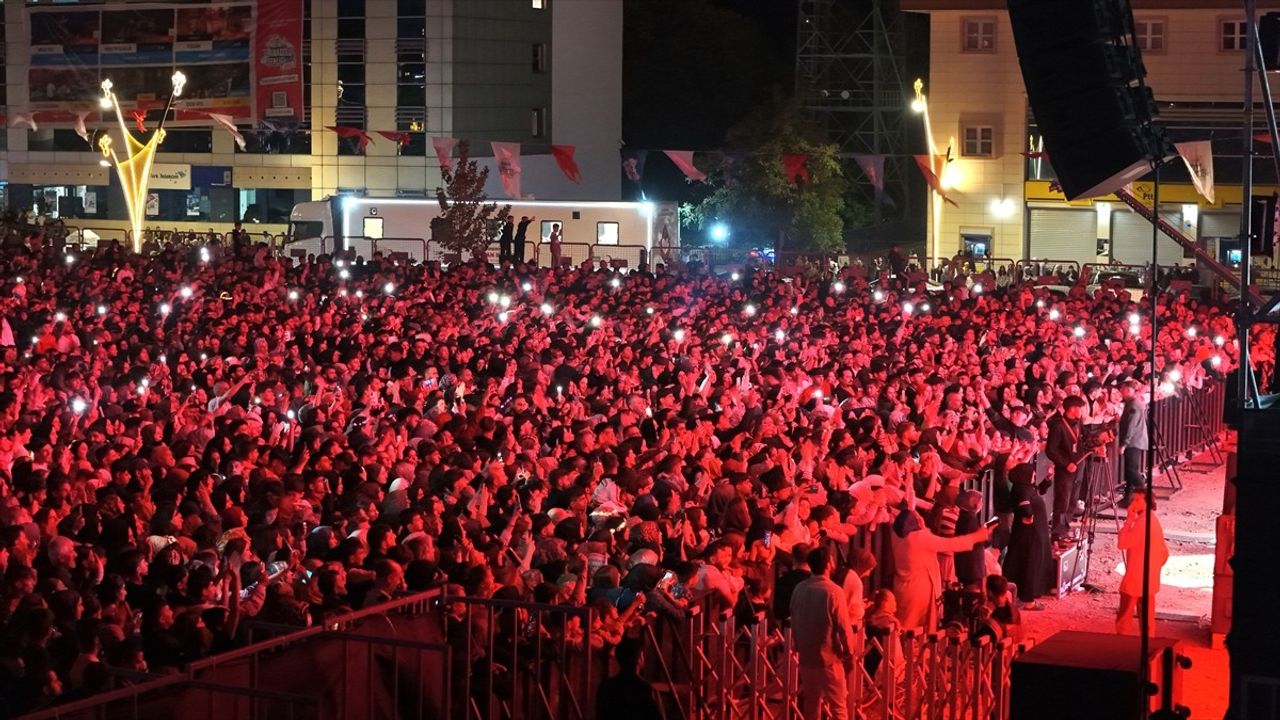 Alişan Bingöl'de 'Bir Anadolu Şenliği'nde Konser Verdi