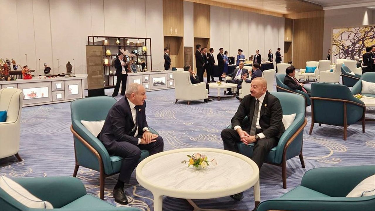 Aliyev ile Paşinyan Çin'de Görüştü: ŞİÖ 25. Zirvesi'nde Barış Vurgusu