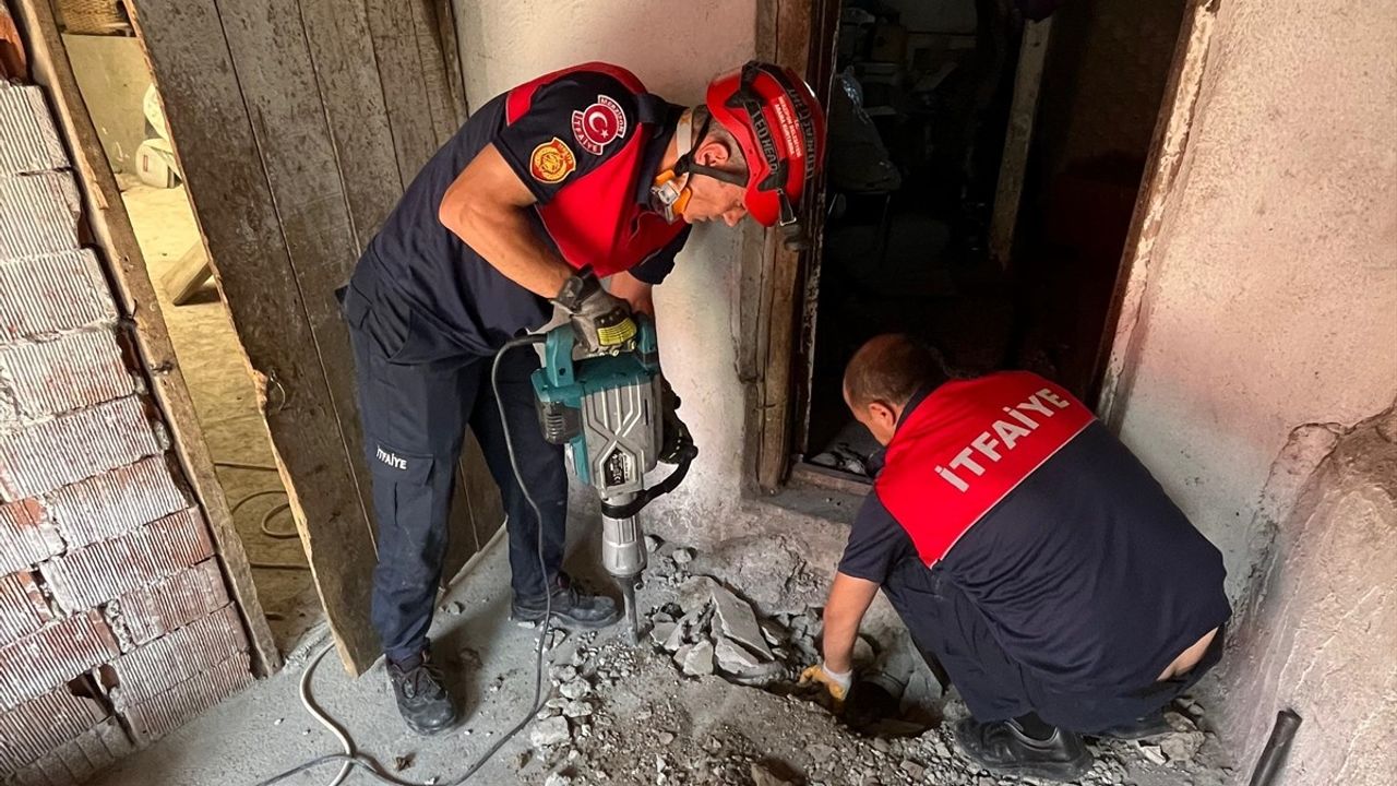 Amasya Merzifon'da Su Borusuna Sıkışan 2 Yavru Köpek İtfaiye ile Kurtarıldı