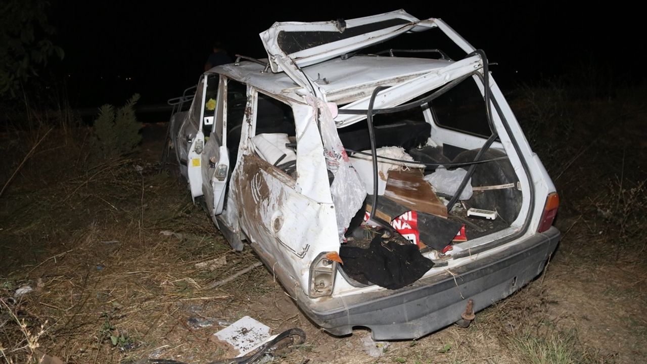 Amasya Taşova'da Otomobil Ağaçlara Çarptı: 7 Kişi Yaralandı