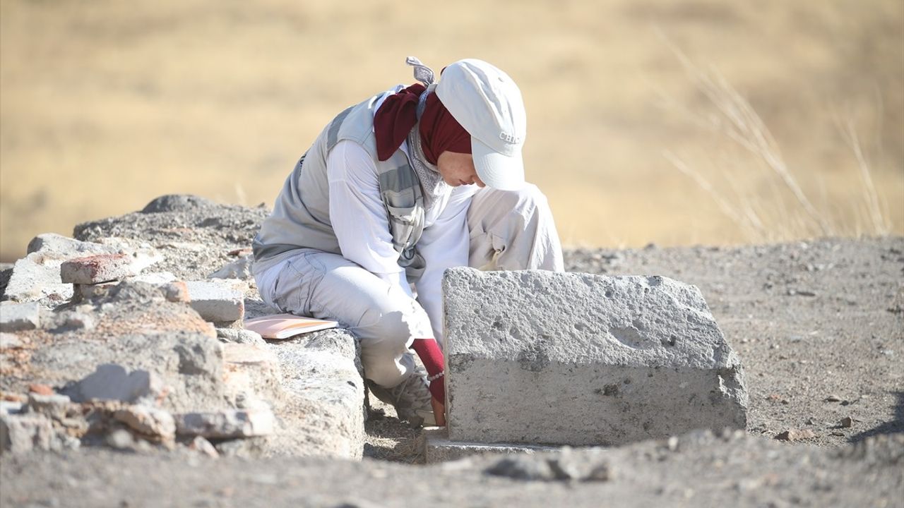 Ani'de Selçuklu Dönemine Ait Tuğla Gövdeli Kümbet Kalıntısı Bulundu