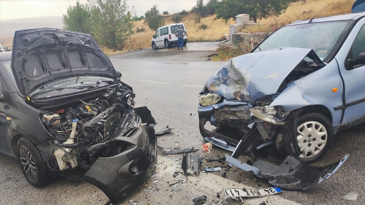 Ankara Çubuk'ta Trafik Kazası: 6 Kişi Yaralandı