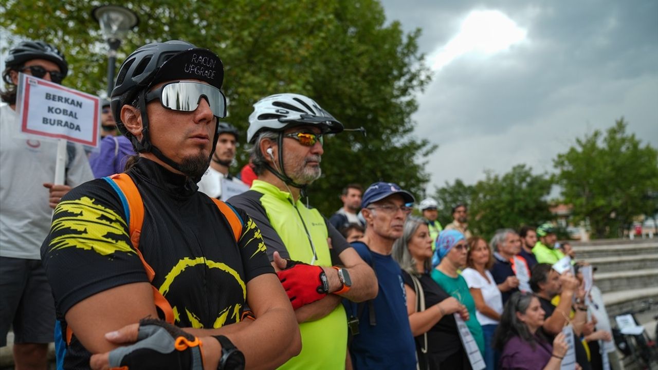 Ankara'da Triatlet Berkan Kobal İçin Trafik Protestosu
