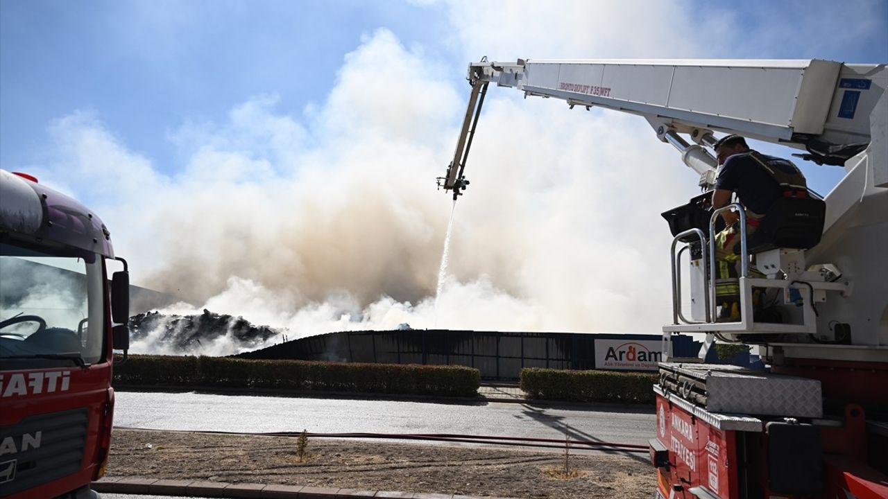 Ankara Sincan'da Depolama Tesisi Çöplüğünde Yangın Kontrol Altına Alındı
