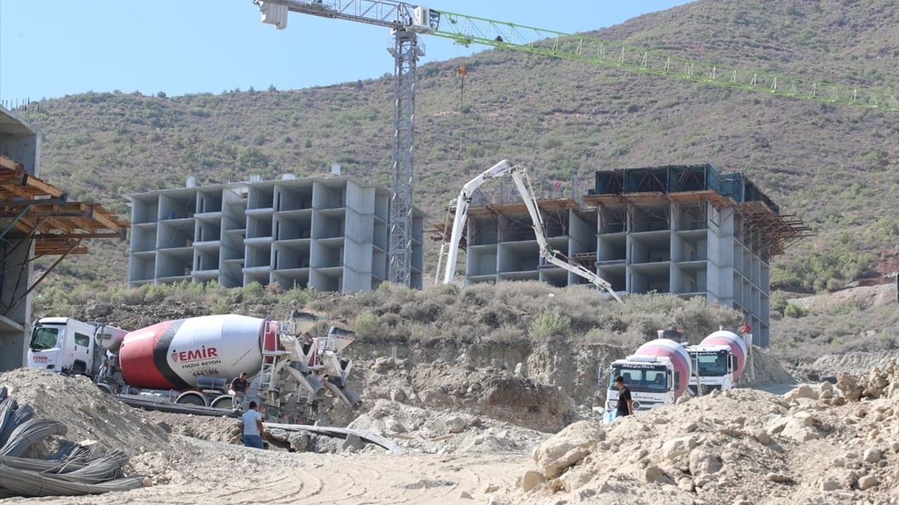 Antakya'da 364 Afet Konutu ve Ticaret Merkezi İnşaatı Sürüyor