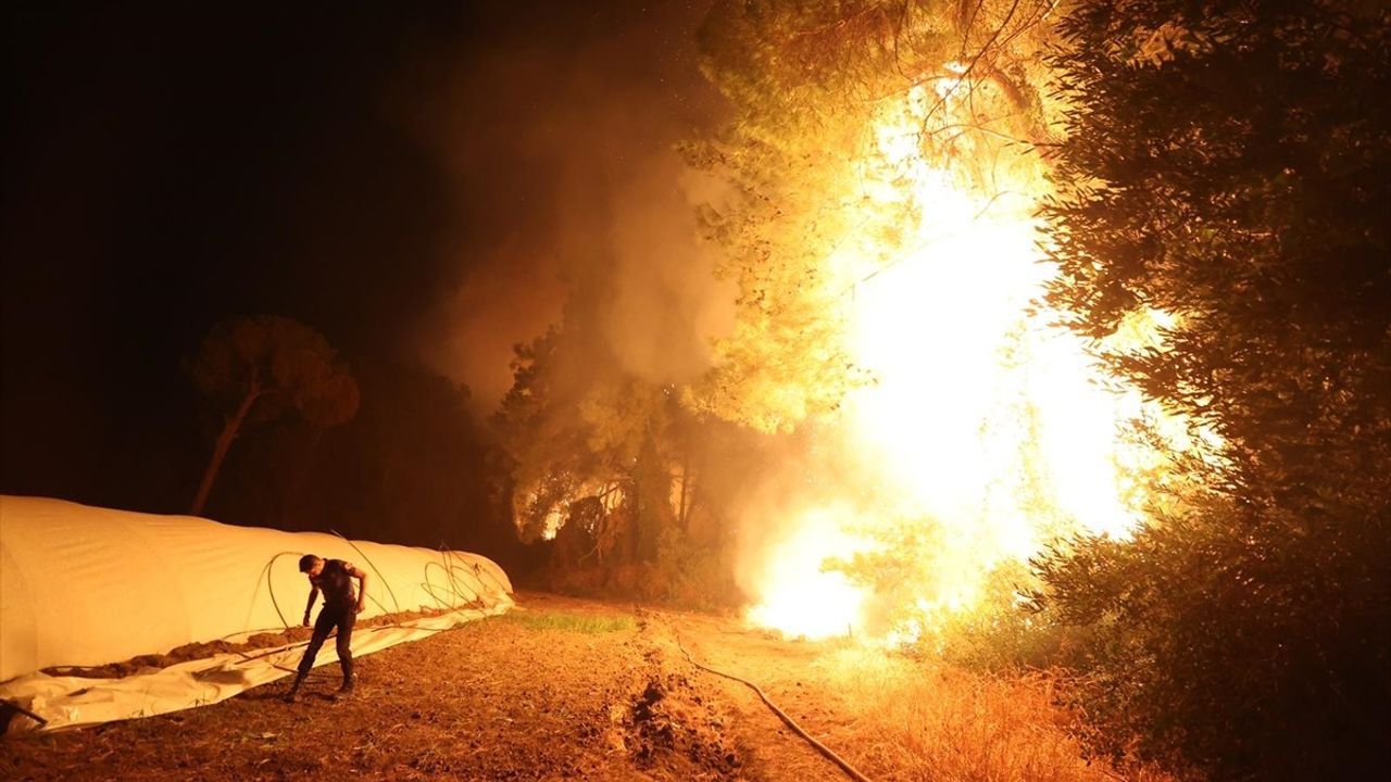 Antalya Aksu'da Orman Yangını: Kumköy'de Müdahale Sürüyor